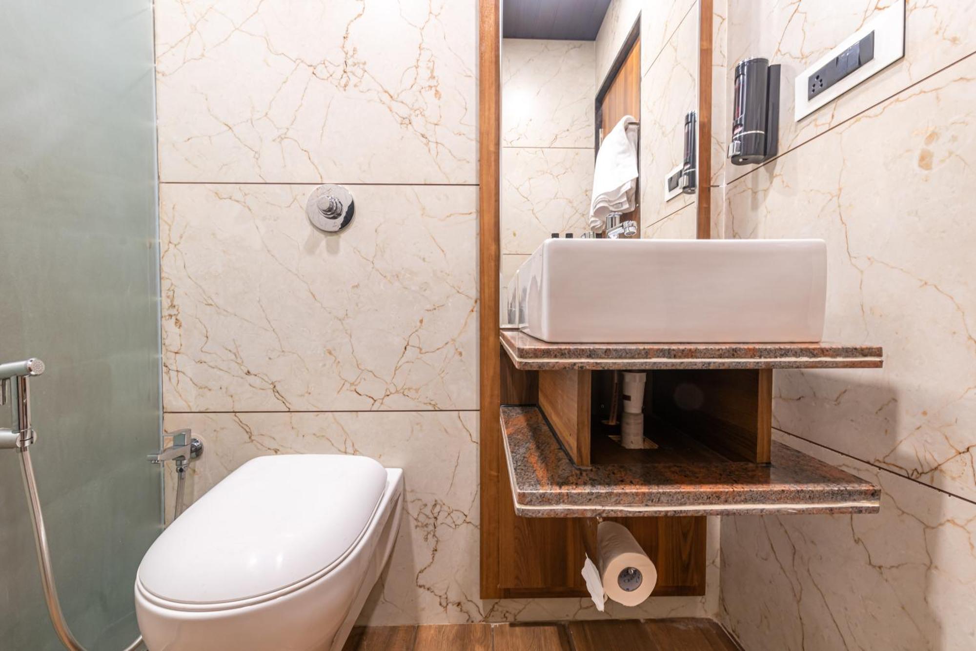 Lemon Wood Suites Pune Esterno foto