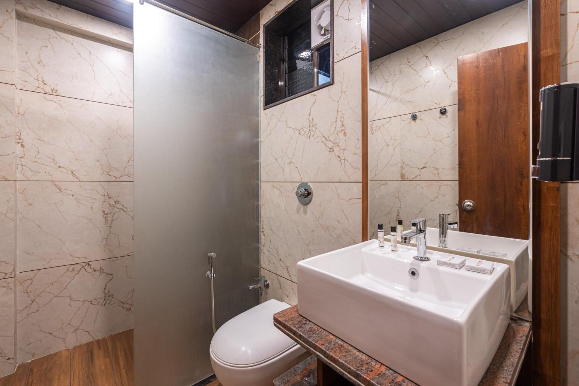 Lemon Wood Suites Pune Esterno foto